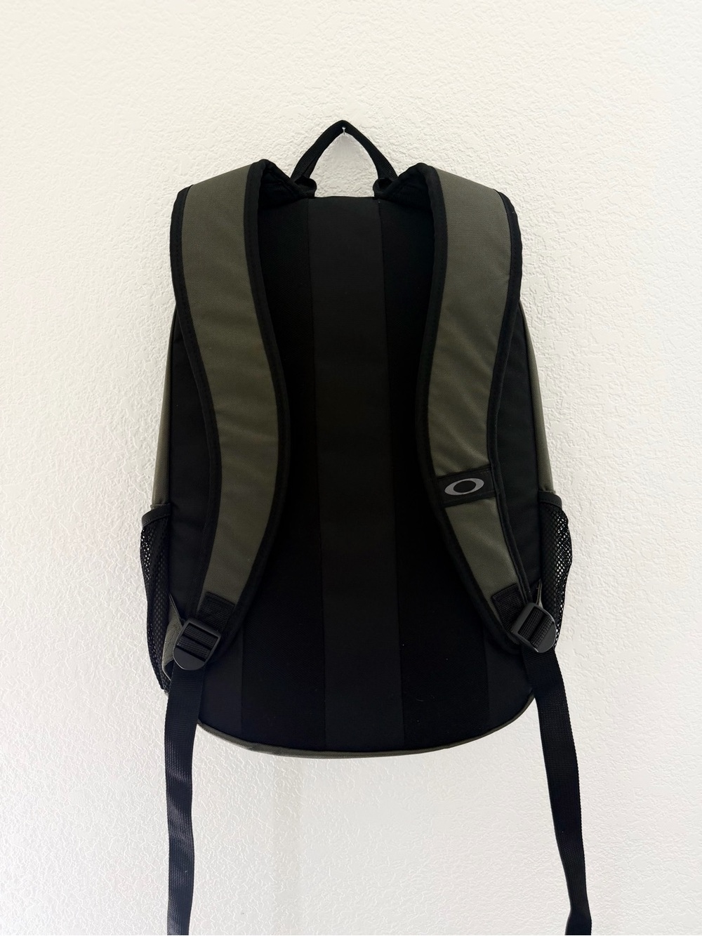 Oakley Enduro 20L 3.0 • Two-Tone Black & Olive Backpack - Picture 4 of 10